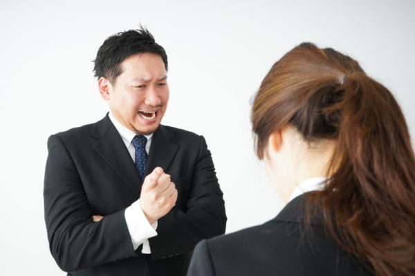 「不遜」の意味とは?使い方から類語や対義語や英語まで例文付きで解説 – スッキリ