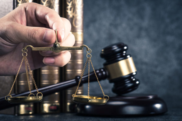 「弾劾」の意味とは?使い方から英語や類語や対義語まで例文付きで解説 スッキリ