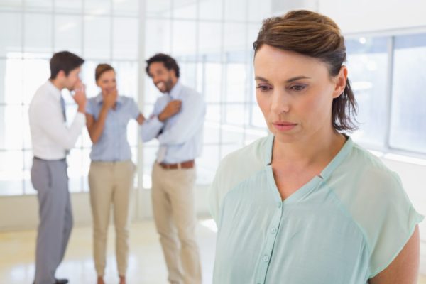 「侮蔑」の意味とは？使い方から類語や対義語や英語まで例文付きで解説 – スッキリ