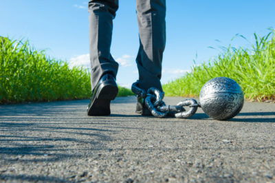 四字熟語「手枷足枷」の意味とは？読み方は？類義語まで解説 – スッキリ